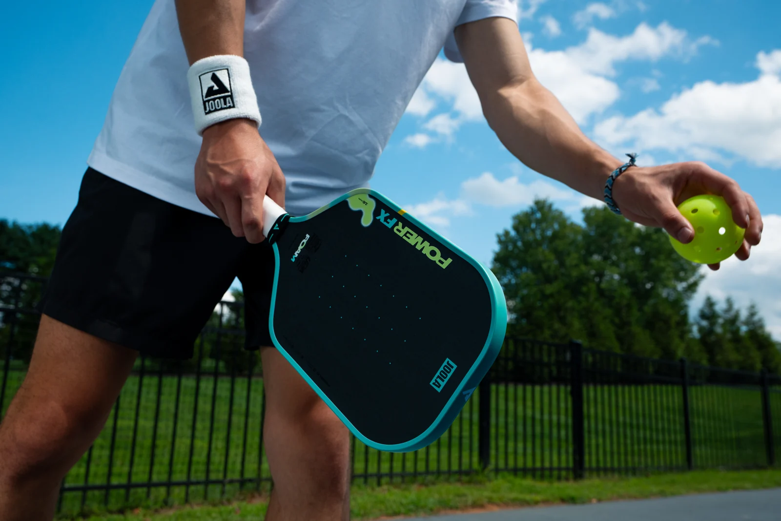 Cận cảnh JOOLA Power FX Daydream và bóng pickleball trong tay người chơi